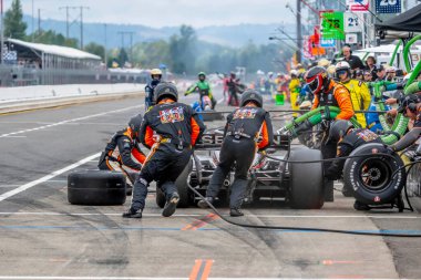 Woodbury, Connecticut 'tan INDYCAR Serisi sürücüsü SANTINO FERRUCCI (14), Portland' daki Portland Uluslararası Yarış Pisti 'nde Bitnile.com Grand Prix sırasında hizmet için arabasını getirir..