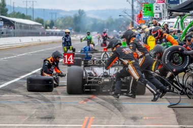 Woodbury, Connecticut 'tan INDYCAR Serisi sürücüsü SANTINO FERRUCCI (14), Portland' daki Portland Uluslararası Yarış Pisti 'nde Bitnile.com Grand Prix sırasında hizmet için arabasını getirir..