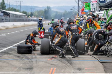 Woodbury, Connecticut 'tan INDYCAR Serisi sürücüsü SANTINO FERRUCCI (14), Portland' daki Portland Uluslararası Yarış Pisti 'nde Bitnile.com Grand Prix sırasında hizmet için arabasını getirir..