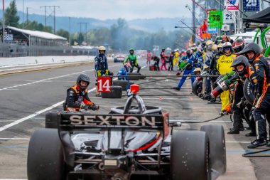 Woodbury, Connecticut 'tan INDYCAR Serisi sürücüsü SANTINO FERRUCCI (14), Portland' daki Portland Uluslararası Yarış Pisti 'nde Bitnile.com Grand Prix sırasında hizmet için arabasını getirir..