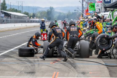 Woodbury, Connecticut 'tan INDYCAR Serisi sürücüsü SANTINO FERRUCCI (14), Portland' daki Portland Uluslararası Yarış Pisti 'nde Bitnile.com Grand Prix sırasında hizmet için arabasını getirir..