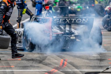 Woodbury, Connecticut 'tan INDYCAR Serisi sürücüsü SANTINO FERRUCCI (14), Portland' daki Portland Uluslararası Yarış Pisti 'nde Bitnile.com Grand Prix sırasında hizmet için arabasını getirir..