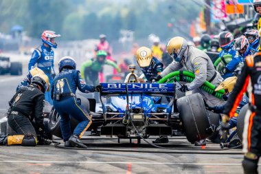 Ft. Lauderdale, Florida 'dan INDYCAR Serisi sürücüsü RYAN HUNTER-REAY (20) Portland' daki Portland Uluslararası Yarış Pisti 'nde Bitnile.com Grand Prix' inde hizmet için arabasını getiriyor..