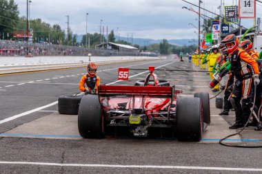 Kopenhag, Danimarka 'dan INDYCAR Serisi sürücüsü BENJAMIN PEDERSEN (R) (55) Portland' daki Portland Uluslararası Yarış Pisti veya Portland 'daki Bitnile.com Grand Prix' inde hizmet için arabasını getirir..