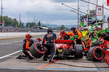 Kopenhag, Danimarka 'dan INDYCAR Serisi sürücüsü BENJAMIN PEDERSEN (R) (55) Portland' daki Portland Uluslararası Yarış Pisti veya Portland 'daki Bitnile.com Grand Prix' inde hizmet için arabasını getirir..