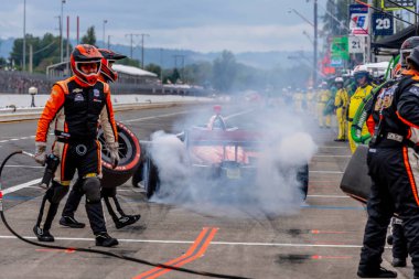 Kopenhag, Danimarka 'dan INDYCAR Serisi sürücüsü BENJAMIN PEDERSEN (R) (55) Portland' daki Portland Uluslararası Yarış Pisti veya Portland 'daki Bitnile.com Grand Prix' inde hizmet için arabasını getirir..