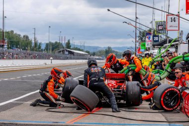 Kopenhag, Danimarka 'dan INDYCAR Serisi sürücüsü BENJAMIN PEDERSEN (R) (55) Portland' daki Portland Uluslararası Yarış Pisti veya Portland 'daki Bitnile.com Grand Prix' inde hizmet için arabasını getirir..