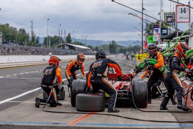 Kopenhag, Danimarka 'dan INDYCAR Serisi sürücüsü BENJAMIN PEDERSEN (R) (55) Portland' daki Portland Uluslararası Yarış Pisti veya Portland 'daki Bitnile.com Grand Prix' inde hizmet için arabasını getirir..