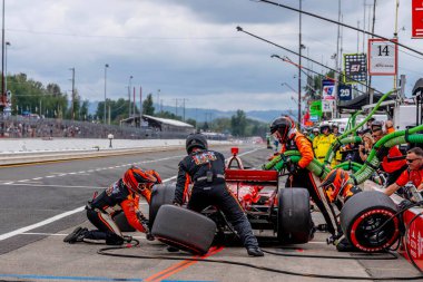 Kopenhag, Danimarka 'dan INDYCAR Serisi sürücüsü BENJAMIN PEDERSEN (R) (55) Portland' daki Portland Uluslararası Yarış Pisti veya Portland 'daki Bitnile.com Grand Prix' inde hizmet için arabasını getirir..