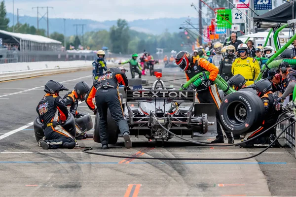 Woodbury, Connecticut 'tan INDYCAR Serisi sürücüsü SANTINO FERRUCCI (14), Portland' daki Portland Uluslararası Yarış Pisti 'nde Bitnile.com Grand Prix sırasında hizmet için arabasını getirir..