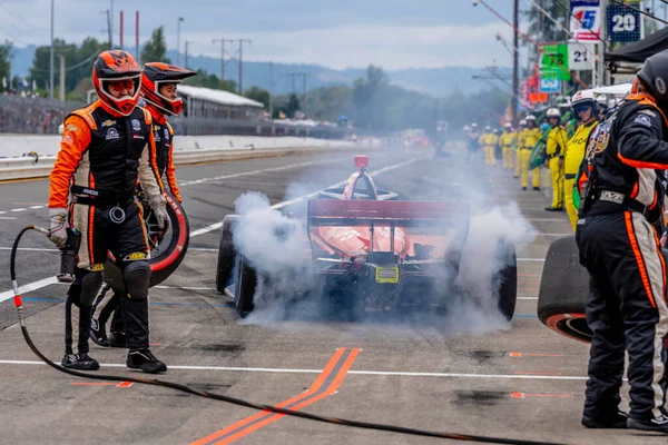 Kopenhag, Danimarka 'dan INDYCAR Serisi sürücüsü BENJAMIN PEDERSEN (R) (55) Portland' daki Portland Uluslararası Yarış Pisti veya Portland 'daki Bitnile.com Grand Prix' inde hizmet için arabasını getirir..