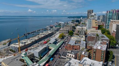 Seattle, Washington, ABD 'deki Pike Place Market' in hava görüntüsü. 17 Ağustos 1907 'de açıldı ve ABD' de sürekli olarak işletilen en eski kamu çiftçi pazarlarından biridir..