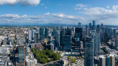 Seattle, Washington 'ın havadan görüntüsü. Amerika Birleşik Devletleri 'nin batı kıyısında bir liman kentidir. Hem Washington eyaletinin hem de Kuzey Amerika 'nın Pasifik Kuzeybatı bölgesinin en kalabalık şehridir..