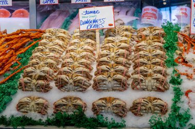 Sabahları taze balık buzda, açık pazarda tüketiciler tarafından satın alınmaya hazır.