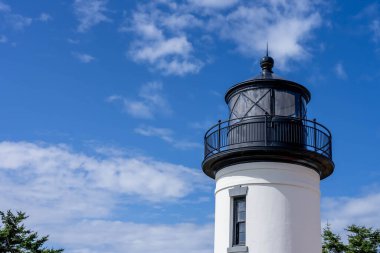 Sep 06, 2023-Coupeville, WA: Deniz Kuvvetleri Baş Işığı Coupeville, Washington yakınlarındaki Whidbey Adası 'nda Fort Casey Eyalet Parkı' nda bulunan seyrüsefer için etkisiz hale getirilmiş bir yardım..