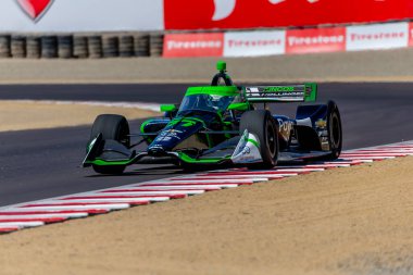 INDYCAR Serisi sürücüsü, Cambridge, Cambridgeshire, İngiltere 'den CALLUM ILOTT (77), Monterey' deki WeatherTech Raceway Laguna Seca 'da Monterey' in Firestone Grand Prix tatbikatı sırasında dönüşlerde seyahat eder..