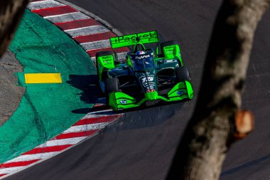 New Albany, Ohio 'dan INDYCAR serisi sürücüsü, GRAHAM RAHAL (15), Monterey' deki WeatherTech Raceway Laguna Seca 'da düzenlenen Firestone Grand Prix tatbikatı sırasında virajlardan geçer..