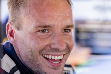 Firestone Serisi sürücüsü Sao Paulo, Brezilya 'dan VICTOR FRANZONNI (75) tarafından INDYCAR NXT, Monterey' deki WeatherTech Raceway Laguna Seca 'daki Firestone Grand Prix' ine hazırlanıyor..