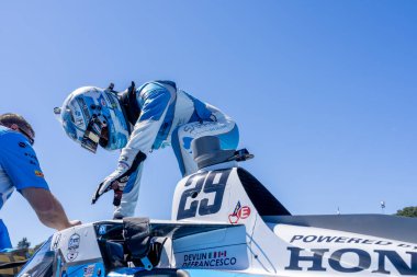 Toronto, Kanada 'dan INDYCAR Serisi sürücüsü DEVLIN DeFRANCESCO (29), Monterey' deki WeatherTech Raceway Laguna Seca 'da Monterey' in Firestone Grand Prix 'ine hazırlanıyor..