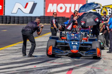 Woodbury, Connecticut 'tan INDYCAR Serisi sürücüsü SANTINO FERRUCCI (14), Monterey' deki WeatherTech Raceway Laguna Seca 'da Monterey' in Firestone Grand Prix 'inde antrenman yaparken pit yolundan çıkıyor..