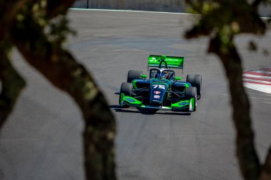 Brezilya 'nın Sao Paulo kentinden Firestone Serisi sürücüsü VICTOR FRANZONNI (75) tarafından INDYCAR NXT, Monterey' deki WeatherTech Raceway Luna Seca 'da düzenlenen Firestone Grand Prix tatbikatı sırasında dönüşler boyunca seyahat eder..