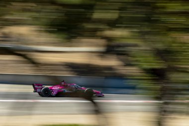 INDYCAR Serisi sürücüsü, LINUS LUNDQVIST (R) (60) (Stockholm, İsveç), Monterey 'deki WeatherTech Raceway Laguna Seca' da düzenlenen Firestone Grand Prix tatbikatı sırasında dönüşler boyunca seyahat eder..
