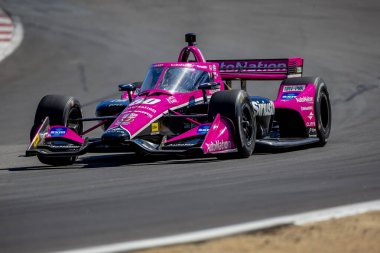 INDYCAR Serisi sürücüsü, LINUS LUNDQVIST (R) (60) (Stockholm, İsveç), Monterey 'deki WeatherTech Raceway Laguna Seca' da düzenlenen Firestone Grand Prix tatbikatı sırasında dönüşler boyunca seyahat eder..