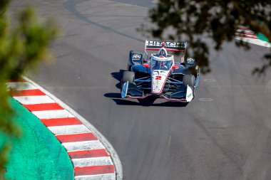 INDYCAR Serisi sürücüsü, Nashville, Tennessee 'den JOSEF NEWGARDEN (2), Monterey' deki WeatherTech Raceway Laguna Seca 'da düzenlenen Firestone Grand Prix tatbikatı sırasında dönüşler boyunca seyahat eder..