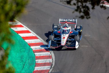 INDYCAR Serisi sürücüsü, Nashville, Tennessee 'den JOSEF NEWGARDEN (2), Monterey' deki WeatherTech Raceway Laguna Seca 'da düzenlenen Firestone Grand Prix tatbikatı sırasında dönüşler boyunca seyahat eder..