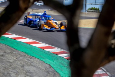 INDYCAR Serisi sürücüsü,\ 4i\, Monterey 'deki WeatherTech Raceway Laguna Seca' daki Firestone Grand Prix tatbikatı sırasında virajlardan geçer..