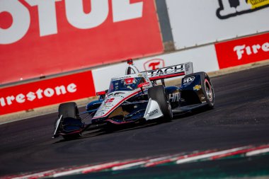 INDYCAR Serisi sürücüsü, Nashville, Tennessee 'den JOSEF NEWGARDEN (2), Monterey' deki WeatherTech Raceway Laguna Seca 'da düzenlenen Firestone Grand Prix tatbikatı sırasında dönüşler boyunca seyahat eder..