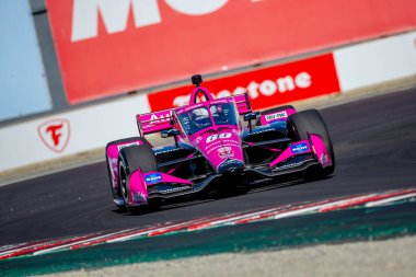 INDYCAR Serisi sürücüsü, LINUS LUNDQVIST (R) (60) (Stockholm, İsveç), Monterey 'deki WeatherTech Raceway Laguna Seca' da düzenlenen Firestone Grand Prix tatbikatı sırasında dönüşler boyunca seyahat eder..