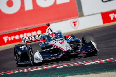 INDYCAR Serisi sürücüsü, Nashville, Tennessee 'den JOSEF NEWGARDEN (2), Monterey' deki WeatherTech Raceway Laguna Seca 'da düzenlenen Firestone Grand Prix tatbikatı sırasında dönüşler boyunca seyahat eder..