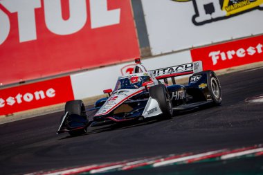 INDYCAR Serisi sürücüsü, Nashville, Tennessee 'den JOSEF NEWGARDEN (2), Monterey' deki WeatherTech Raceway Laguna Seca 'da düzenlenen Firestone Grand Prix tatbikatı sırasında dönüşler boyunca seyahat eder..