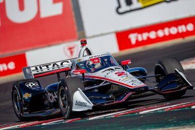 INDYCAR Serisi sürücüsü, Nashville, Tennessee 'den JOSEF NEWGARDEN (2), Monterey' deki WeatherTech Raceway Laguna Seca 'da düzenlenen Firestone Grand Prix tatbikatı sırasında dönüşler boyunca seyahat eder..