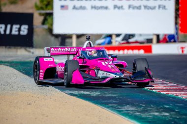 INDYCAR Serisi sürücüsü, Jüpiter, Florida 'dan KYLE KIRKWOOD (27), Monterey' deki WeatherTech Raceway Laguna Seca 'da düzenlenen Firestone Grand Prix tatbikatı sırasında virajlardan geçer..