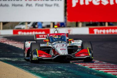 INDYCAR Serisi sürücüsü, Payette, Idaho 'dan STING RAY ROBB (R) (51), Monterey' deki WeatherTech Raceway Laguna Seca 'da düzenlenen Firestone Grand Prix tatbikatı sırasında dönüşler boyunca seyahat eder..