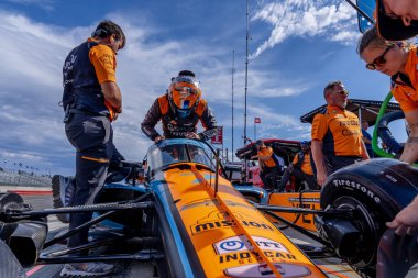 Nevada City, Kaliforniya 'dan INDYCAR Serisi sürücüsü ALEXANDER ROSSI (7), Monterey' in Firestone Grand Prix 'si için Monterey' deki WeatherTech Raceway Laguna Seca 'da pratik yapmaya hazırlanıyor..