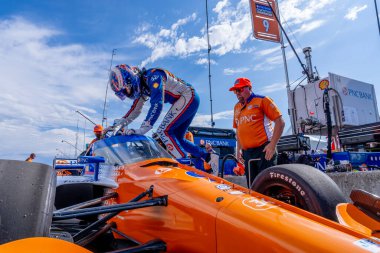 INDYCAR Serisi sürücüsü, Auckland, Yeni Zelanda 'dan SCOTT DIXON (9), Monterey' deki WeatherTech Raceway Laguna Seca 'da Monterey' in Firestone Grand Prix 'ine hazırlanıyor..