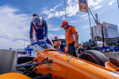 INDYCAR Serisi sürücüsü, Auckland, Yeni Zelanda 'dan SCOTT DIXON (9), Monterey' deki WeatherTech Raceway Laguna Seca 'da Monterey' in Firestone Grand Prix 'ine hazırlanıyor..