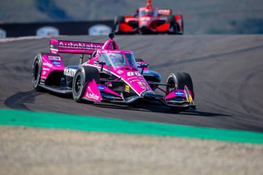 INDYCAR Serisi sürücüsü, LINUS LUNDQVIST (R) (60) (Stockholm, İsveç), Monterey 'deki WeatherTech Raceway Laguna Seca' da düzenlenen Firestone Grand Prix tatbikatı sırasında dönüşler boyunca seyahat eder..