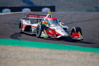 INDYCAR Serisi sürücüsü, Payette, Idaho 'dan STING RAY ROBB (R) (51), Monterey' deki WeatherTech Raceway Laguna Seca 'da düzenlenen Firestone Grand Prix tatbikatı sırasında dönüşler boyunca seyahat eder..