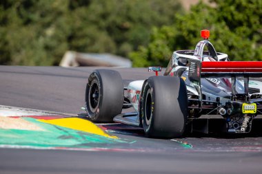 INDYCAR Serisi sürücüsü, Payette, Idaho 'dan STING RAY ROBB (R) (51), Monterey' deki WeatherTech Raceway Laguna Seca 'da düzenlenen Firestone Grand Prix tatbikatı sırasında dönüşler boyunca seyahat eder..