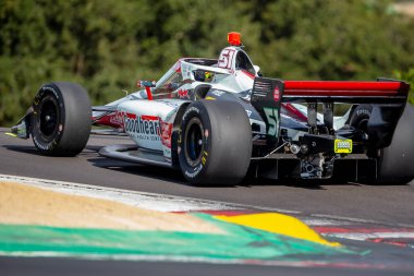 INDYCAR Serisi sürücüsü, Payette, Idaho 'dan STING RAY ROBB (R) (51), Monterey' deki WeatherTech Raceway Laguna Seca 'da düzenlenen Firestone Grand Prix tatbikatı sırasında dönüşler boyunca seyahat eder..