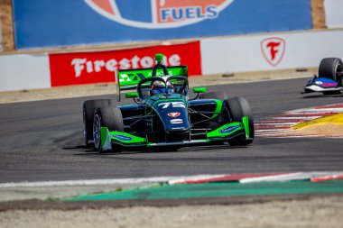 Firestone Serisi sürücüsü, Sao Paulo, Brezilya 'dan VICTOR FRANZONNI (75) tarafından INDYCAR NXT, Monterey Firestone Grand Prix' inde Monterey 'deki WeatherTech Raceway Laguna Seca' da yarışır..
