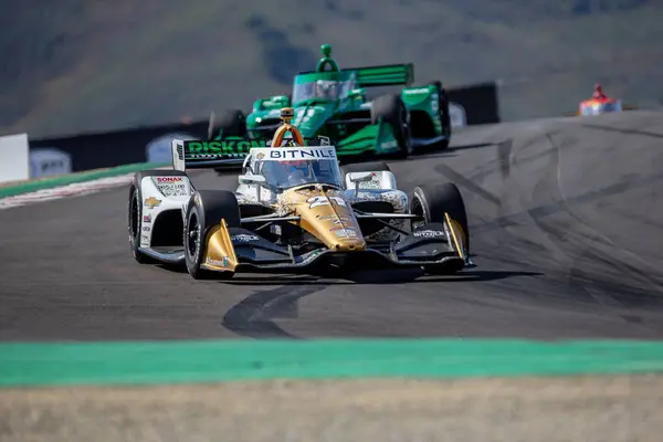 Hollanda, Hoofddorp 'tan INDYCAR Serisi sürücüsü RINUS VEEthe 21, Monterey' deki WeatherTech Raceway Laguna Seca 'da düzenlenen Firestone Grand Prix tatbikatı sırasında virajlardan geçer..