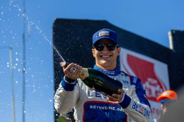 INDYCAR Serisi sürücüsü, Barcelona, İspanya 'dan ALEX PALOU (10), Monterey, CA' de WeatherTech Raceway Laguna Seca 'da Astor Kupası ve şampiyonluğu kazandı..