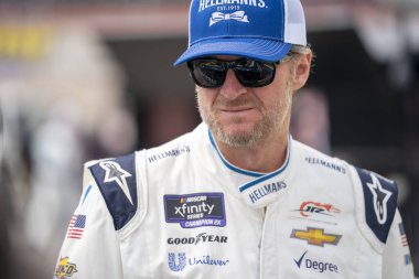 NASCAR Xfinity Serisi Sürücüsü Dale Earnhardt Jr. (88) Bristol TN 'deki Bristol Motor Yarış Pisti' nde Food City 300 pistine çıkıyor..
