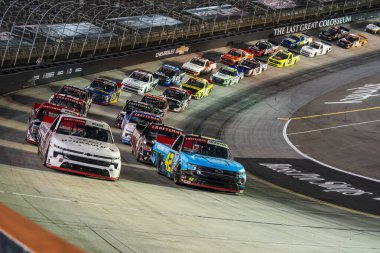 NASCAR Craftsman Truck Serisi Sürücüsü Carson Hocevar (42), Ohio Lojistiği tarafından Bristol TN 'deki Bristol Motor Yarış Pistinde sunulan UHOH 200 konumu için yarışmaktadır..