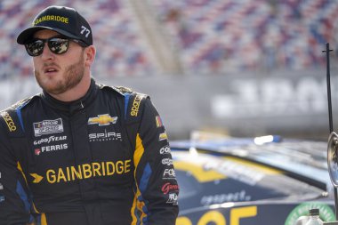 NASCAR Kupası Serisi Sürücüsü Ty Dillon (77), Bristol TN 'deki Bristol Motor Yarış Pistindeki Bass Pro Shops Gece Yarışı için piste çıkıyor..